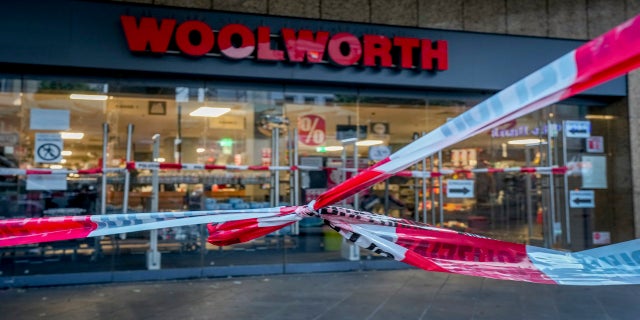 2021年6月26日(土)、ドイツヴュルツブルク中心部のウールワース店頭前、犯罪現場のテープが固定されています。 ドイツの警察は金曜日南部ヴュルツブルクからナイフ攻撃で複数人が死亡し、他の人が負傷したと言いました。 AP Photo / Michael Probst)