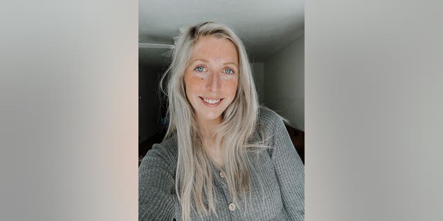 El día de playa de Alyssa DeWitt con sus tres hijos se puso patas arriba cuando vio a un grupo de chicas pidiendo ayuda con la mano.