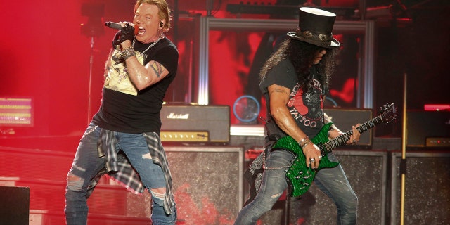 Axl Rose do Guns N 'Roses (à esquerda) e Slash se apresentam no primeiro fim de semana do Austin City Limits Music Festival em 4 de outubro de 2019, em Austin, Texas.  A banda de hard rock marcou duas datas no cassino Hard Rock em Atlantic City, NJ, nos dias 11 e 12 de setembro. 