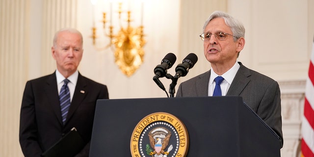 President Joe Biden listens as Attorney General Merrick Garland speaks during an event in the State Dining room of the White House in Washington, 星期三, 六月 23, 2021, to discuss gun crime prevention strategy. (美联社照片/苏珊·沃尔什)