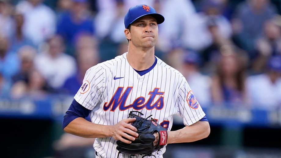 Mets' deGrom pulled with shoulder soreness amid another gem