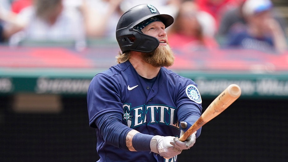 Fill-in Fraley homers off Bieber; Mariners beat Indians 6-2