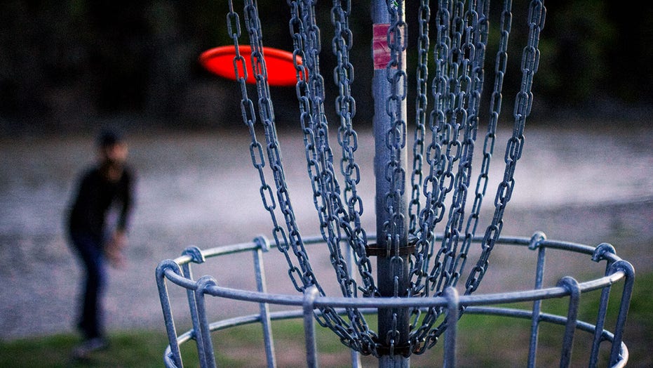 Pro disc golfer nails unbelievable 247-foot shot to force playoff | Fox News