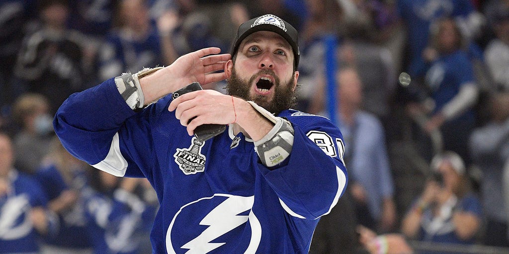 Lightning: Nikita Kucherov without shirt rips Canadiens fans after Cup