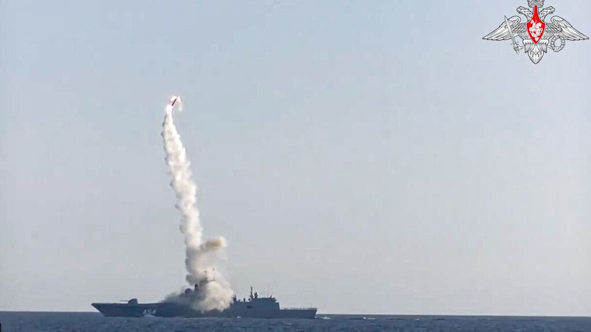 Nesta foto tirada de um vídeo distribuído pelo Serviço de Imprensa do Ministério da Defesa da Rússia, um novo míssil de cruzeiro hipersônico Zircon é lançado pela fragata Almirante Gorshkov da Marinha Russa do Mar Branco, no norte da Rússia, Rússia, segunda-feira, 19 de julho de 2021. 