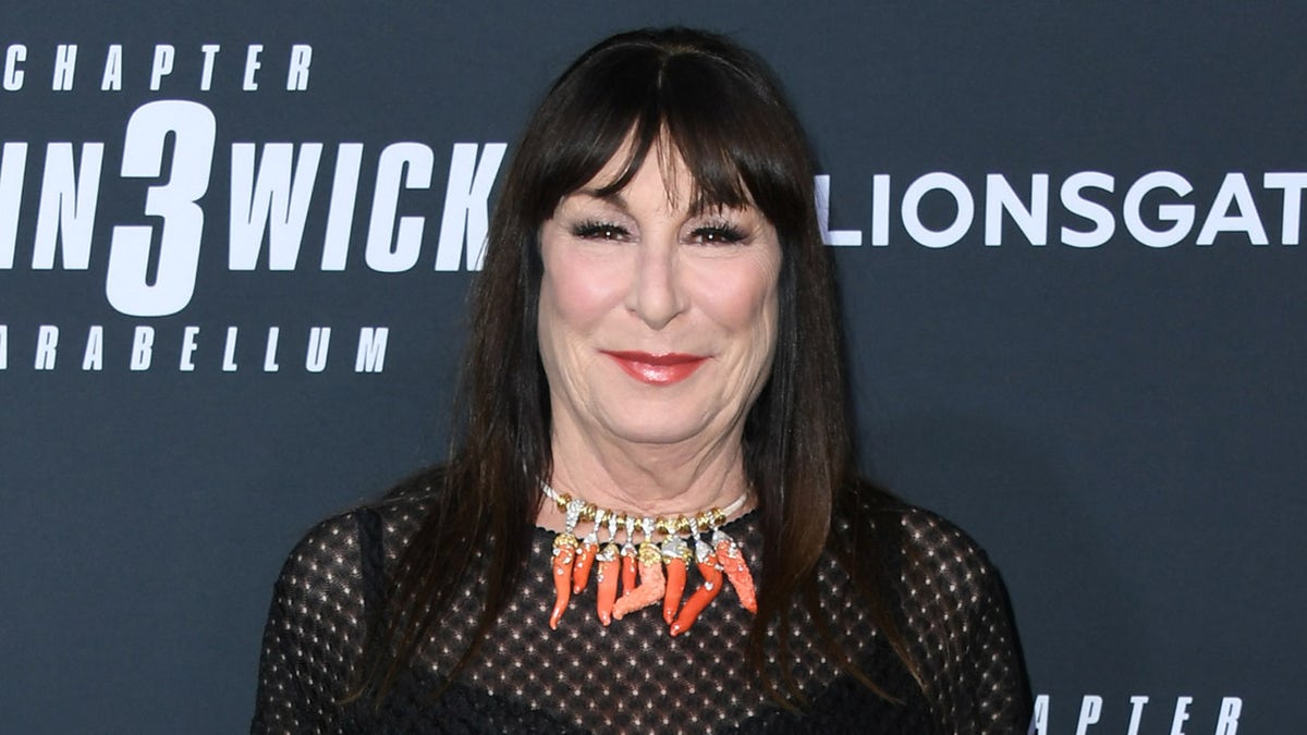 Anjelica Huston said that Murray left her out of a cast dinner.