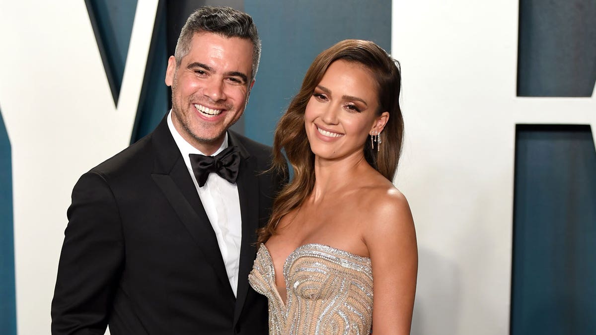 Cash Warren and Jessica Alba attend the Vanity Fair Oscar Party in 2020.