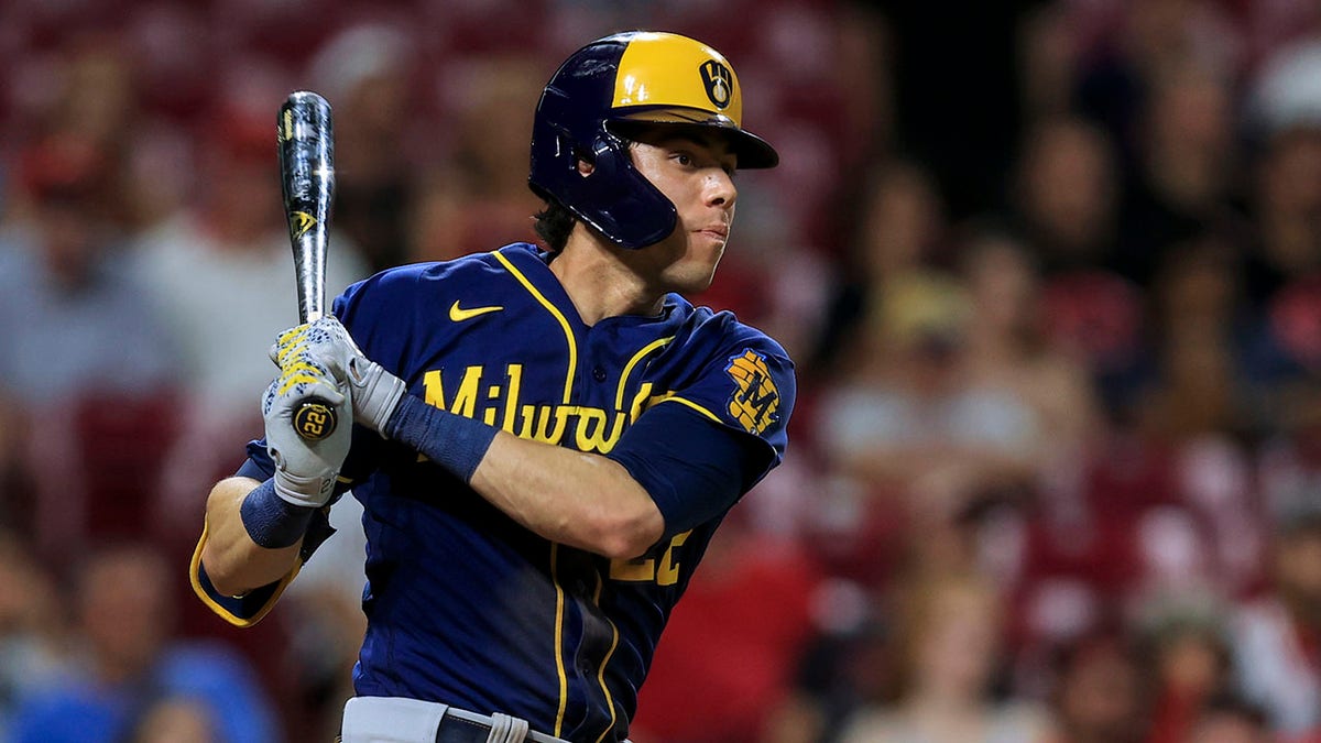 Christian Yelich hits leadoff homer as Milwaukee Brewers beat