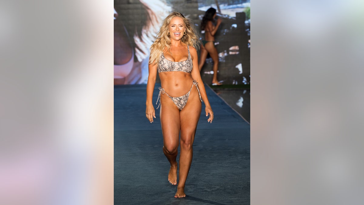 Si Swim Search Finalist Kristen Louelle Gaffney Mom Of Two Unveils Curves On Miami Runway