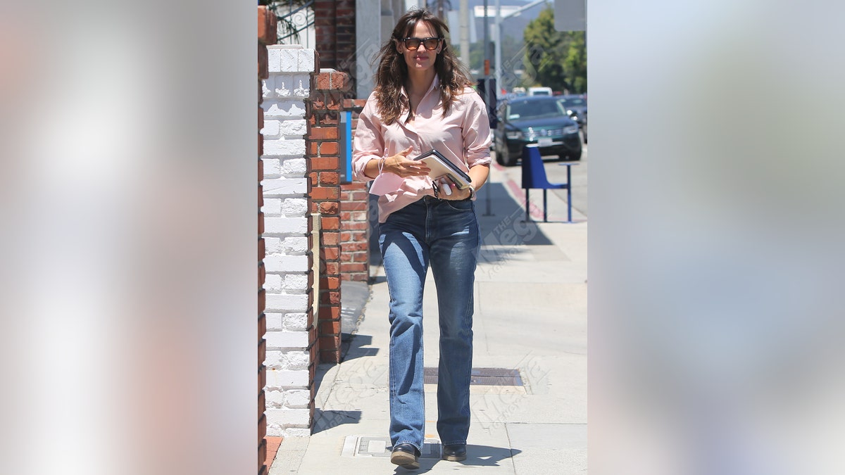 Jennifer Garner running errands and organizing the construction of her new home on July 30, 2021, in Los Angeles., Calif.
