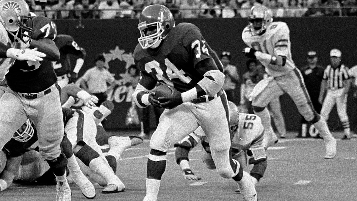 Running Back Herschel Walker #34 of the New Jersey Generals runs the ball in the game between the Memphis Showboats vs The New Jersey Generals of the United States Football League (USFL) at Giants Stadium on June 1, 1985. (Photo by Al Pereira/Getty Images/Michael Ochs Archives)