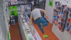 Wild video shows employee at NYC store jump counter in attempt to stop crooks