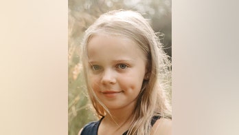 Texas dad in hiding a month after allegedly kidnapping daughter brings her to meet reporter