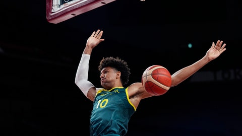 Australia now 2-0 in men's basketball, tops Italy 86-83