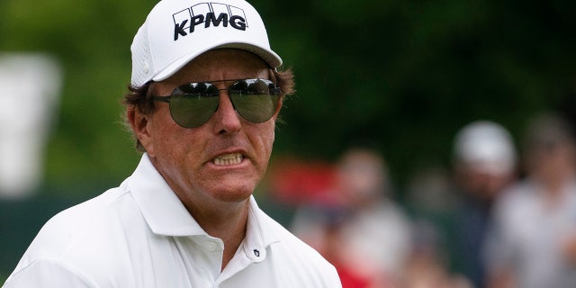 Phil Mickelson reage depois de perder o nono green durante a rodada final do torneio de golfe Travelers Championship no TPC River Highlands em 27 de junho de 2021, em Cromwell, Connecticut.