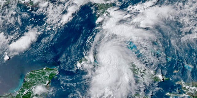 Imagem do satélite GOES-16 GeoColor capturada na segunda-feira, 5 de julho de 2021, às 4:50 pm EDT, fornecida pela NOAA, mostra a tempestade tropical Elsa sobre o oeste de Cuba com chuva e ventos fortes.