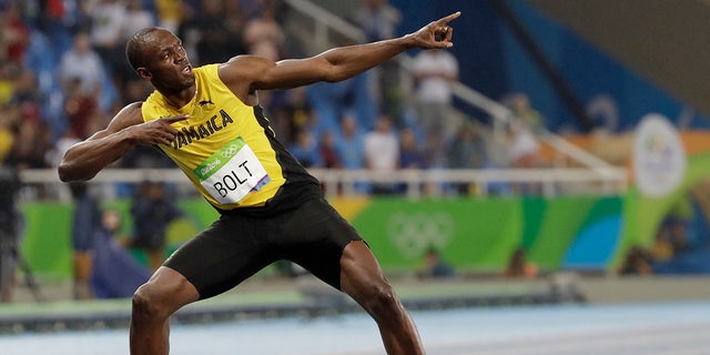 Usain Bolt de Jamaica celebra su medalla de oro en la final masculina de 200 metros durante los Juegos Olímpicos de Verano de 2016 en Río de Janeiro, Brasil.
