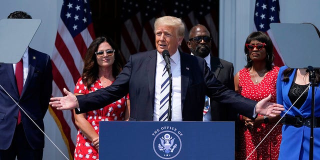 L'ancien président Donald Trump prend la parole au Trump National Golf Club à Bedminster, NJ, le mercredi 7 juillet 2021. 