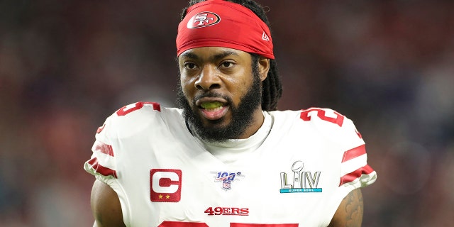 DOSSIER – Les 49ers de San Francisco montrent Richard Sherman (25 ans) lors du match de football du Super Bowl 54 contre les Chiefs de Kansas City à Miami Gardens, en Floride, le 2 février 2020, photo d'archive.