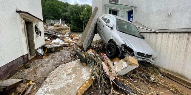 Los escombros cubrieron una calle en la ciudad alemana de Bad Muenstrifel, el jueves 15 de julio de 2021, luego de las fuertes lluvias y la inundación del río Erft.  Personas han muerto y decenas están desaparecidas en Alemania después de que las inundaciones torrenciales convirtieron los arroyos y las calles en torrentes furiosos, arrastrando automóviles y provocando el colapso de algunos edificios.  (B & S / dpa vía AP)