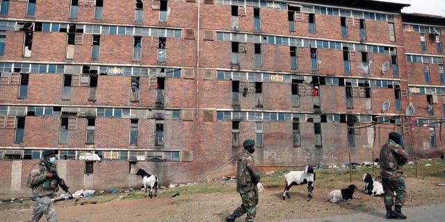 South African Defence Force soldiers on patrol alongside the male single sex hostels in Alexandra Township, north of Johannesburg, jueves, mes de julio 15 2021. 