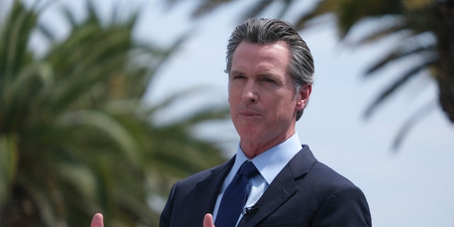 FILE - In this June 15, 2021, file photo California Gov. Gavin Newsom talks during a news conference at Universal Studios in Universal City, 牛犊. (美联社照片/ Ringo H.文件, File)