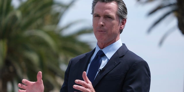 O governador Gavin Newsom fala durante uma coletiva de imprensa no Universal Studios em Universal City, Califórnia.  Na quarta-feira, ele assinou um projeto de lei que visa combater o roubo organizado no varejo. 