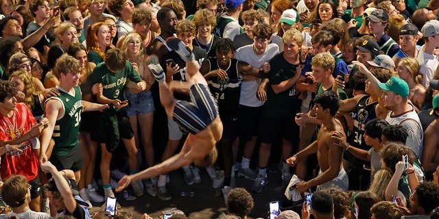 Fans watch Game 6 of the NBA basketball finals game between the Milwaukee Bucks and Phoenix Suns Tuesday, 7月 20, 2021, in Milwaukee. (AP Photo/Jeffrey Phelps)