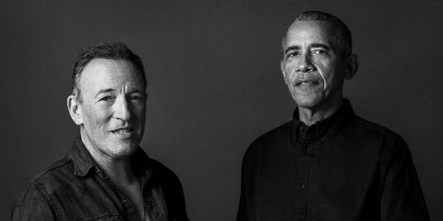 Esta imagen proporcionada por Rob Demartin muestra a los presentadores de podcasts Bruce Springsteen y al ex presidente Barack Obama.  (Agencia de noticias)