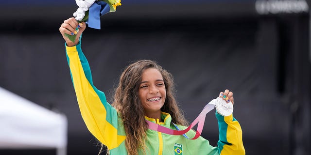 A medalhista de prata Rayssa Leal do Brasil detém sua medalha após a final do skate feminino de rua nos Jogos Olímpicos de Verão de 2020 na segunda-feira, 26 de julho de 2021 em Tóquio, Japão.  (AP Photo / Ben Curtis)