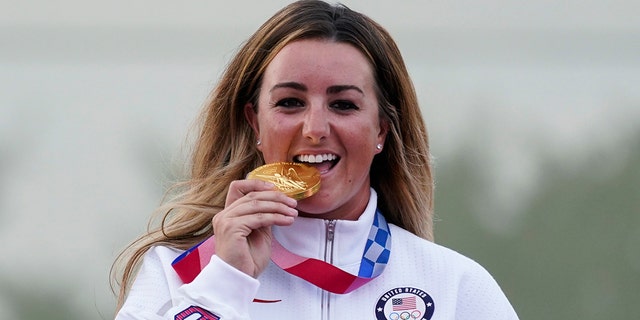 Amber English of the United States celebrates with her gold medal in the women's skeet at the Asaka Shooting Range in the 2020 하계 올림픽, 월요일, 칠월 26, 2021, 도쿄에서, 일본. (AP 사진 / Alex Brandon)