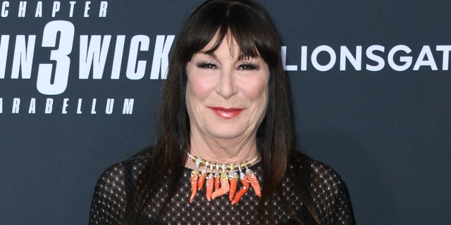 Anjelica Huston said that Murray left her out of a cast dinner.