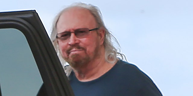 Barry Gibb foi visto cumprindo tarefas com sua esposa, Linda Gray.
