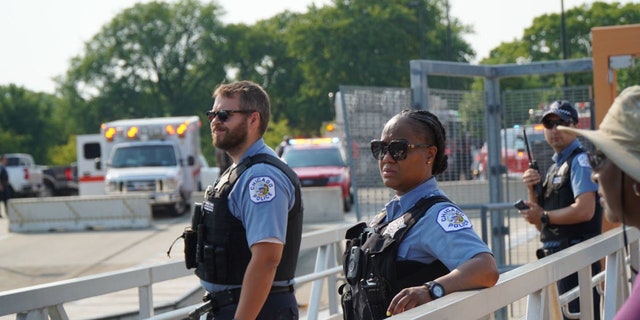 Los oficiales del Departamento de Policía de Chicago patrullan la orilla del lago de la ciudad durante el fin de semana del 4 de julio.  El sindicato de policías y la ciudad han llegado a un acuerdo tentativo sobre un nuevo contrato. 