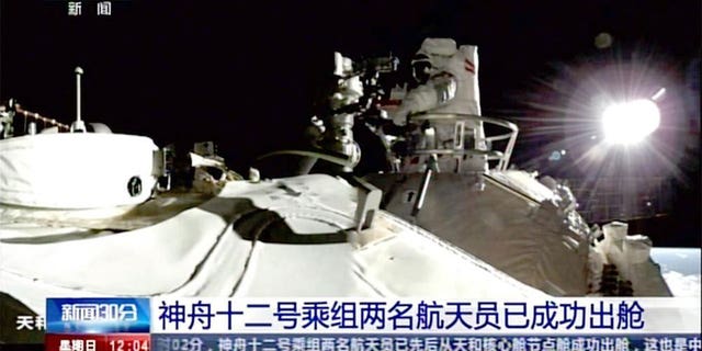 Dimanche, deux astronautes ont effectué la première sortie dans l'espace à l'extérieur de la nouvelle station orbitale chinoise pour installer des caméras et d'autres équipements à l'aide d'un bras robotique de 15 mètres de long.  (PA)