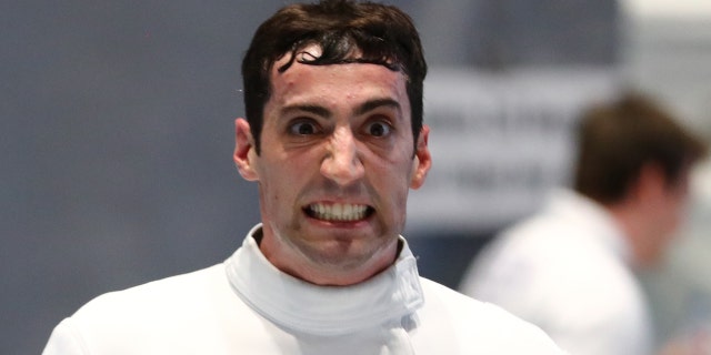 Allen Hatchich de los Estados Unidos observa las eliminatorias de la Copa del Mundo de espada de Peter Bacon de Peter Bacon en Richmond, Canadá, durante las rondas preliminares.  (Foto de Devin Manky / Getty Images)