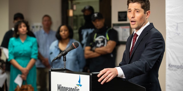 Jacob Frey, maire de Minneapolis, prend la parole lors d'une conférence de presse à l'hôtel de ville de Minneapolis, Minnesota, États-Unis, le jeudi 3 juin 2021. (Getty Images)