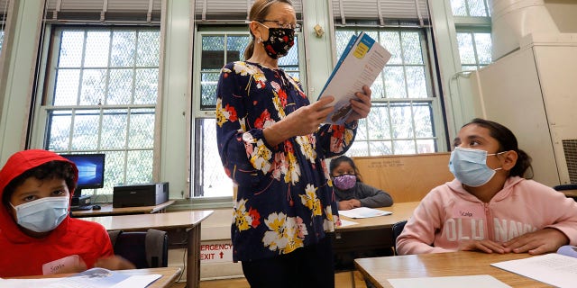Los Angeles, California June 23, 2021: Teacher Dorene Scala teaches third grade during summer school at Hooper Avenue School on June 23, 2021. (Carolyn Cole/Los Angeles Times via Getty Images)