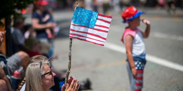 Los medios de comunicación, and celebrities alike, have a long history of bashing America and symbols of democracy.