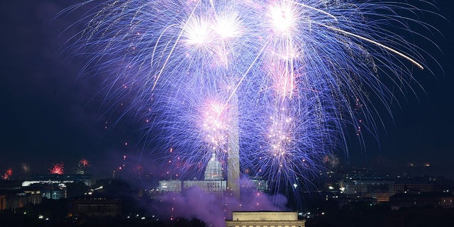 آتش بازی آسمان بالای بنای یادبود لینکلن در مرکز خرید ملی را در طول جشن های روز استقلال در واشنگتن دی سی در 4 ژوئیه 2021 روشن می کند.