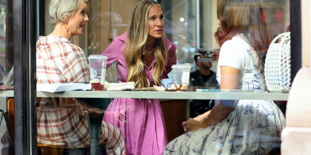 Other images show Parker mid-conversation while meeting up with her fellow co-stars – Cynthia Nixon (Miranda Hobbes) and Kristin Davis (Charlotte York Goldenblatt) – inside of a local coffee shop resembling that of Starbucks.