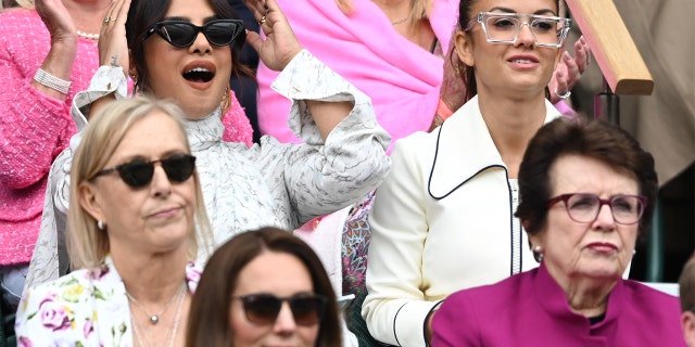 Priyanka Chopra attends day 12 of the Wimbledon Tennis Championships at the All England Lawn Tennis and Croquet Club on July 10, 2021 ロンドンで, イングランド. Seated below with sunglasses is Kate Middleton.