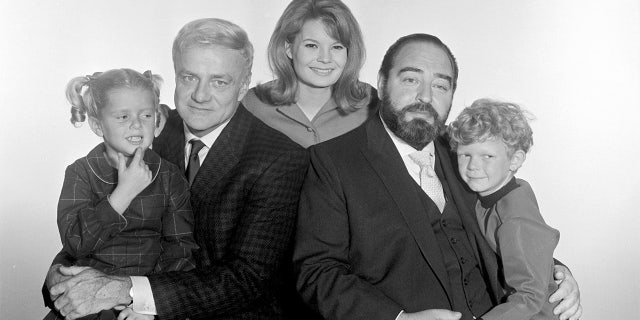 Portrait of the cast of the television series 'Family Affair,' August 10, 1966. En la foto, desde la izquierda, are American actors Anissa Jones (1958 - 1976) as Buffy, Brian Keith (1921 - 1997) as Bill Davis, and Kathy Garver as Cissy, British actor Sebastian Cabot (1918 - 1977) as Mr. francés, and American actor Johnny Whitaker as Jody.