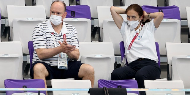 Le prince Albert de Monaco, membre du CIO, assiste au quatrième jour de la compétition de natation des Jeux Olympiques de Tokyo 2020 au Centre aquatique de Tokyo le 27 juillet 2021 à Tokyo, Japon.