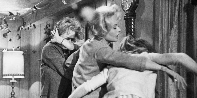 Desde la izquierda: Lydia Brenner (Jessica Tandy), Melanie Daniels (Tippi Hedren) and Cathy Brenner (Veronica Cartwright) fight off a bird attack in Alfred Hitchcock's, ‘The Birds.’