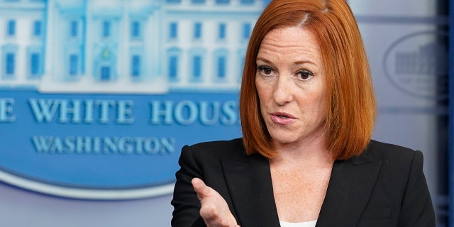 La secretaria de prensa de la Casa Blanca, Jen Psaki, habla durante la sesión informativa diaria en la Casa Blanca en Washington, el martes 20 de julio de 2021. Psaki no negó en una conferencia de prensa el jueves que la Casa Blanca ha tenido discusiones sobre cambiar su postura sobre el uso de una máscara COVID. a uno de sus estímulos para las personas vacunadas.  (Foto AP / Susan Walsh)