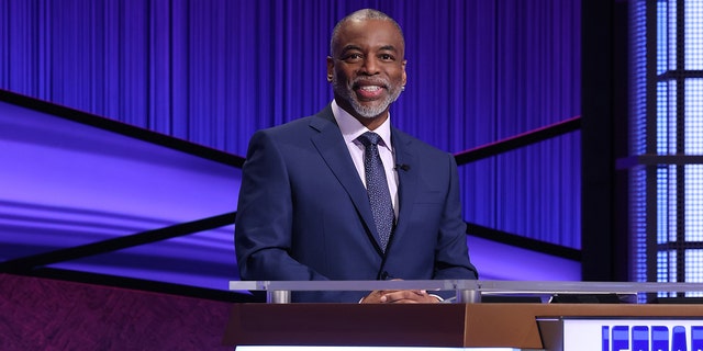 LeVar Burton welcomes for the first time “Jeopardy!  Saw a competitor achieve the lowest score ever.