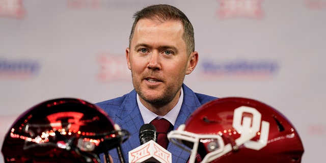 Oklahoma head football coach Lincoln Riley speaks from the stage during NCAA college football Big 12 media days Wednesday, mes de julio 14, 2021, en Arlington, Texas. (AP Photo/LM Otero)