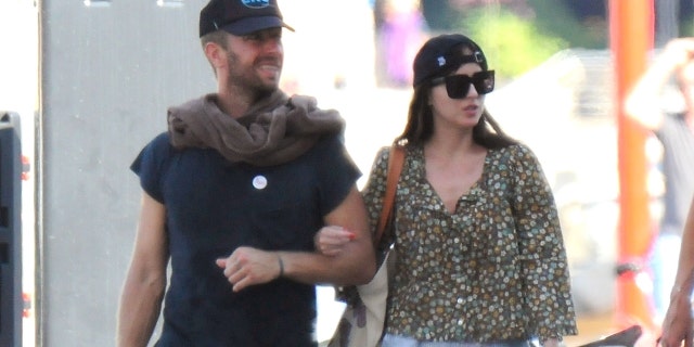 Dakota Johnson y Chris Martin vistos en España del brazo