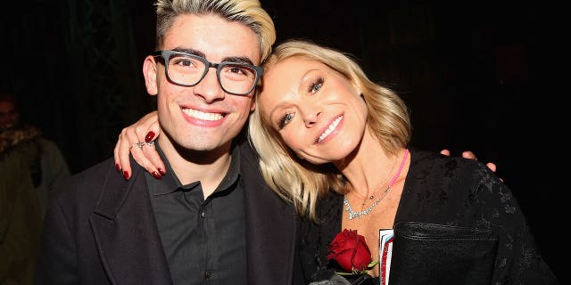 Kelly Ripa es conocida por publicar fotos sexys de ella y su esposo Mark Consuelos en su Instagram. 